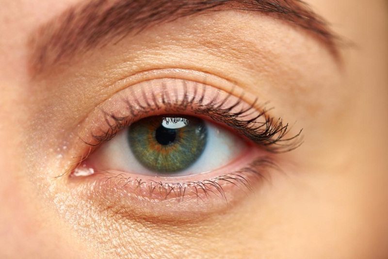 Mí mắt giật liên tục là bệnh gì